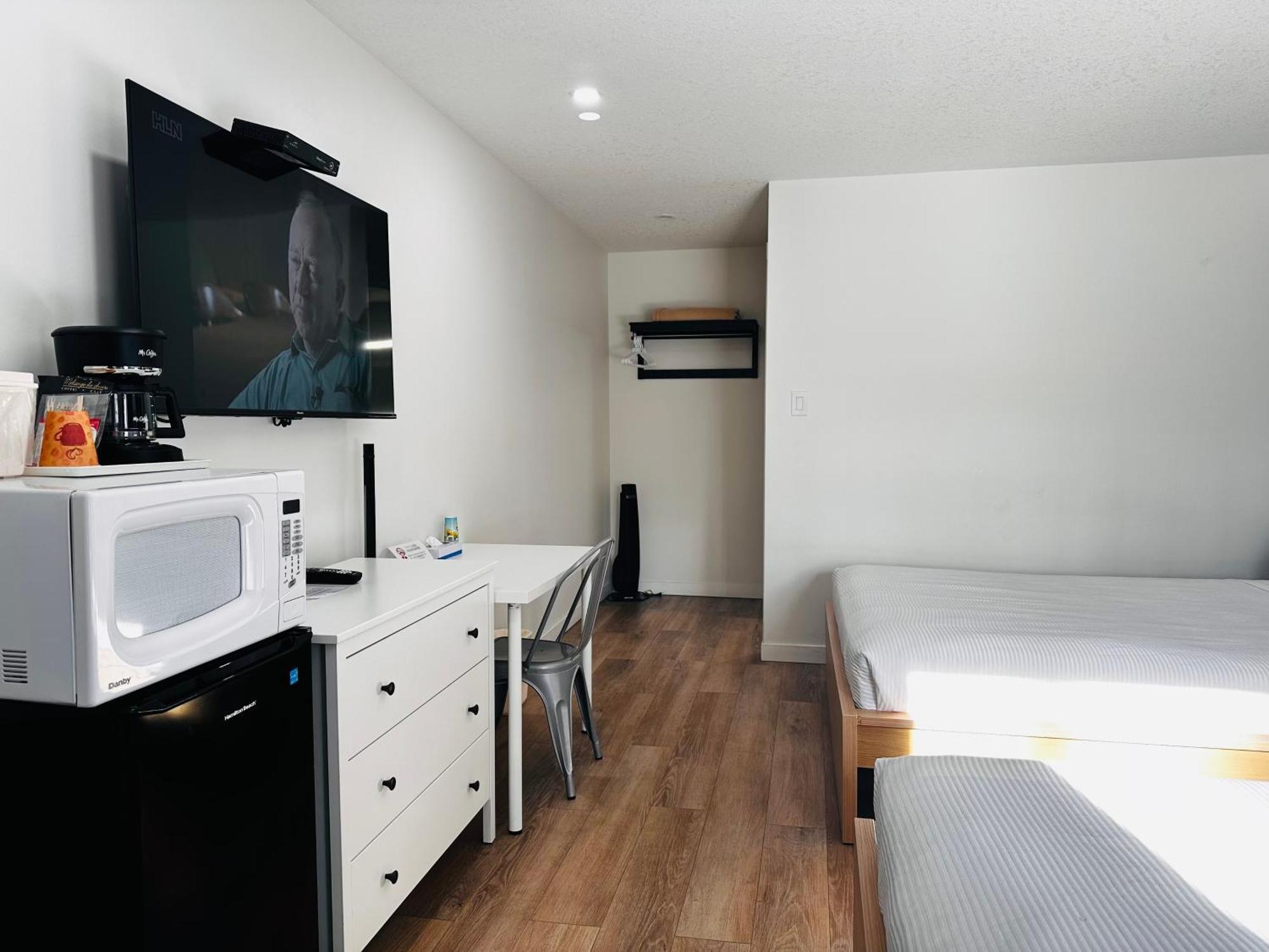 Cloud 9 Inn Whitecourt Exterior photo